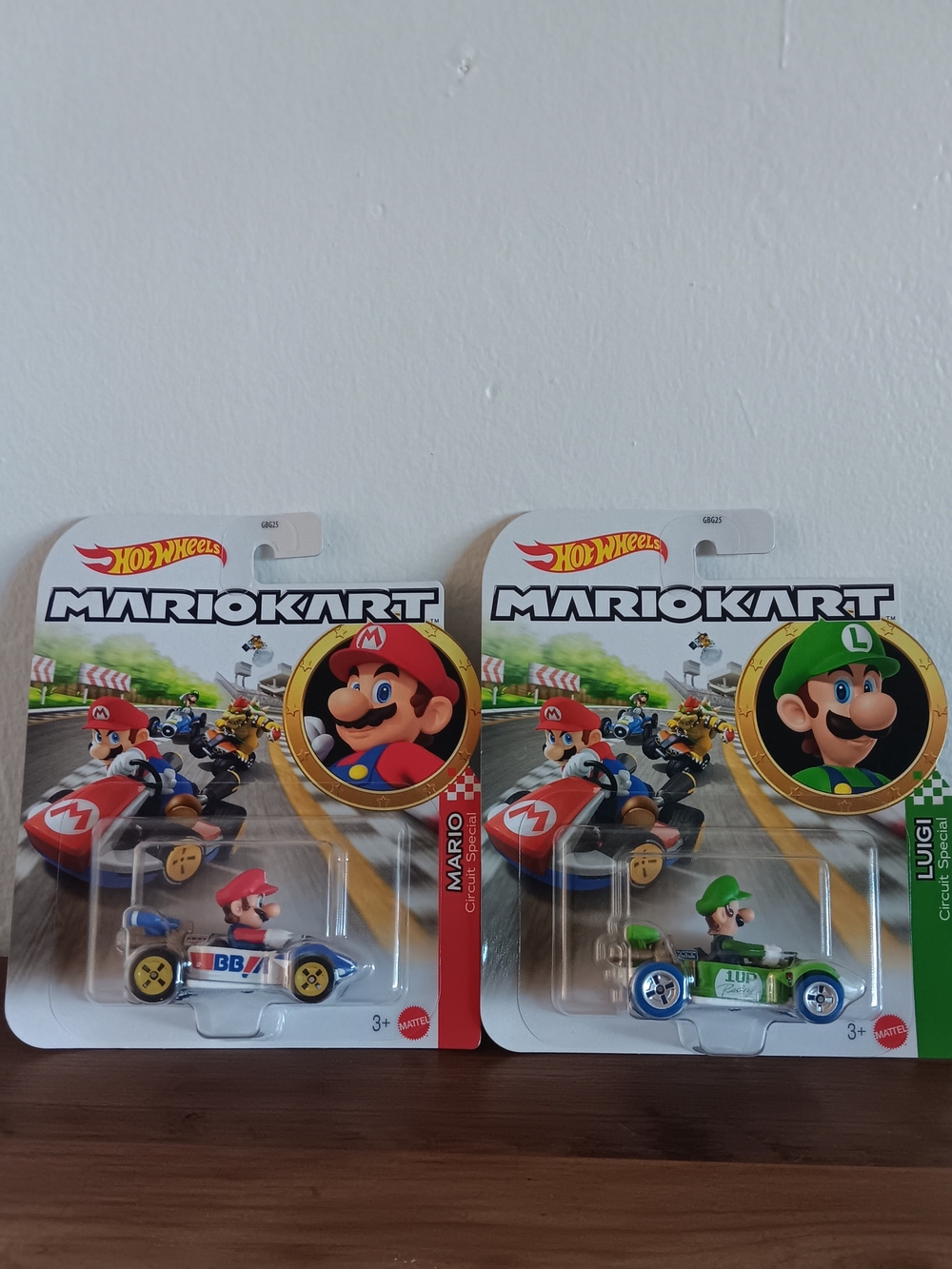Hot Wheels Mario Kart Red Mario & Green Luigi Circuit Special